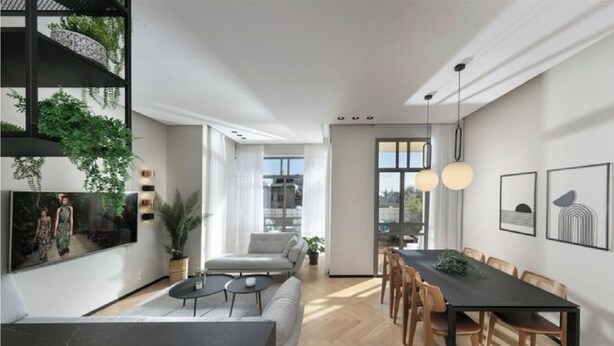 Ein modernes Wohnzimmer mit einer Couch, einem Couchtisch, einem Esstisch und Stühlen. Ein großes Fenster sorgt für natürliches Licht und bietet Blick auf die Stadt.