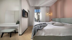 Ein modernes Schlafzimmer mit einem Bett, einem Schreibtisch und einem Fenster.