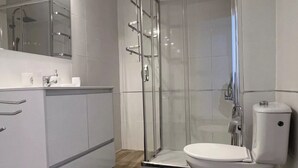 Apartment | Bathroom | Shower, towels - Bergamo Bliss Apartment - City Center Gem (Bergamo)