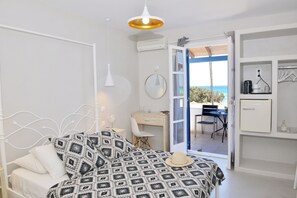 Deluxe tweepersoonskamer, uitzicht op zee | Een bureau, geluiddichte muren, gratis wifi