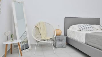 Standard-Studio, eingeschränkter Meerblick | 1 Schlafzimmer, Schreibtisch, schallisolierte Zimmer, kostenloses WLAN
