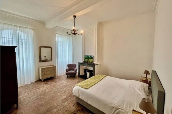 7 bedrooms, WiFi, bed sheets