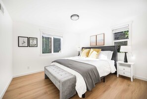 4 chambres, bureau, fer et planche à repasser, lit de bébé portatif