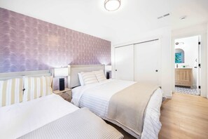 4 bedrooms, desk, iron/ironing board, travel cot - Brand New Modern 4B/2B Rambler by Super Market (Shoreline)