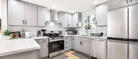 Refrigerador, microondas, horno, placa de cocina