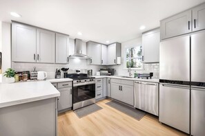 Réfrigérateur, four à micro-ondes, un four, surface de cuisson