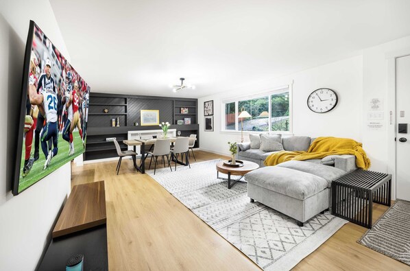 TV, fireplace, offices - Brand New Modern 4B/2B Rambler by Super Market (Shoreline)