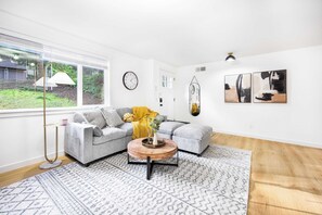 テレビ、暖炉、書斎 / ワークスペース