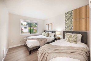 6 室のベッドルーム、デスク、アイロン / アイロン台、旅行用ベビーベッド