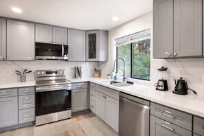 冷蔵庫、電子レンジ、オーブン、コンロ