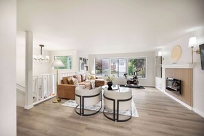 テレビ、暖炉、書庫、書斎 / ワークスペース