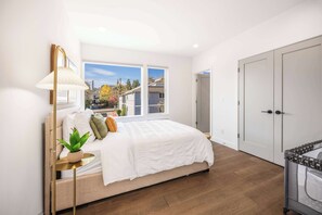 3 室のベッドルーム、デスク、アイロン / アイロン台、旅行用ベビーベッド