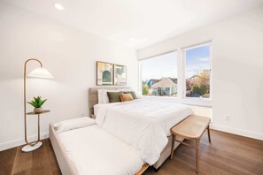 3 chambres, bureau, fer et planche à repasser, lit de bébé portatif