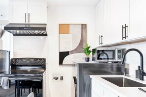 Kühlschrank, Mikrowelle, Ofen, Herdplatte