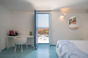 Deluxe Room, Sea View | Peti besi dalam bilik, meja, langsir/tirai gelap terus, kalis bunyi