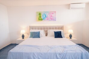 Romantisk svit - havsutsikt | Värdeförvaringsskåp på rummet, skrivbord och mörkläggningsgardiner