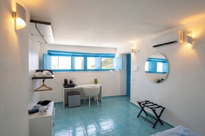 Lyxrum - havsutsikt | Värdeförvaringsskåp på rummet, skrivbord och mörkläggningsgardiner