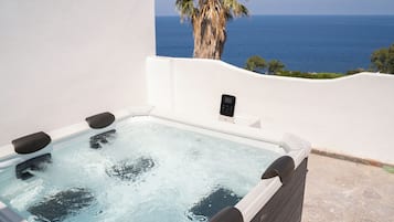 Romantic Suite, Sea View | Private spa tub