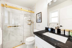 Shower, hair dryer, towels - Contemporary Single-Level 2024 Remodeled Rambler | RV Parking (Seattle)