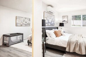 2 bedrooms, desk, iron/ironing board, travel cot - Serene 2BR/2BA Single-Floor Home w/ 3 AC Near Mall (Lynnwood)