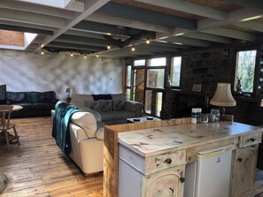 Chalet rustique Supérieur, vue sur le jardin (Rabbits 1 or 2 Bed Hobbit style Eco) | Aire de séjour