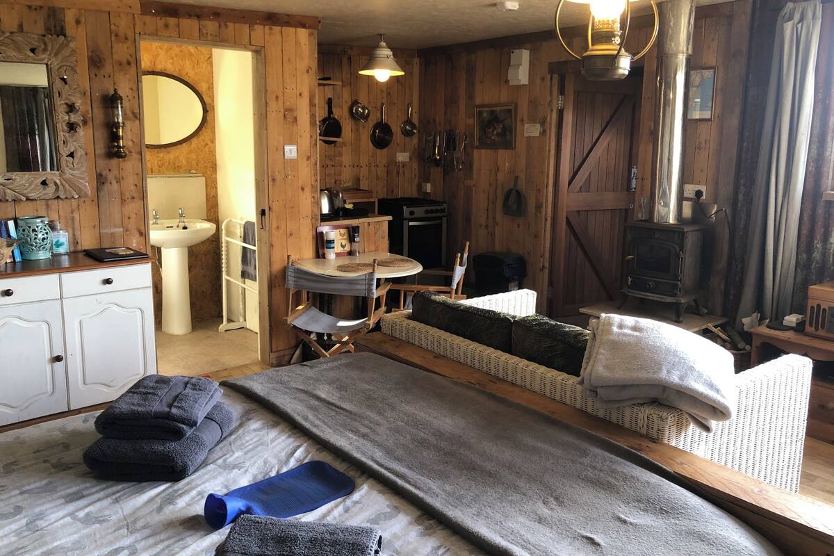 Cabaña Deluxe, vista a la colina (Foxes Den Unique Eco Cabin Dartmoor) | Escritorio, espacio para trabajar con laptop y ropa de cama