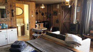 Cabaña Deluxe, vistas a la colina (Foxes Den Unique Eco Cabin Dartmoor) | Escritorio, espacio para trabajar con un portátil, ropa de cama