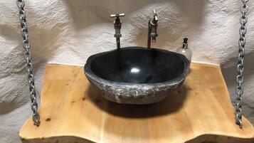 Cabaña superior, vistas al jardín (Rabbits 1 or 2 Bed Hobbit style Eco) | Baño | Ducha y bañera combinadas, toallas, jabón y champú