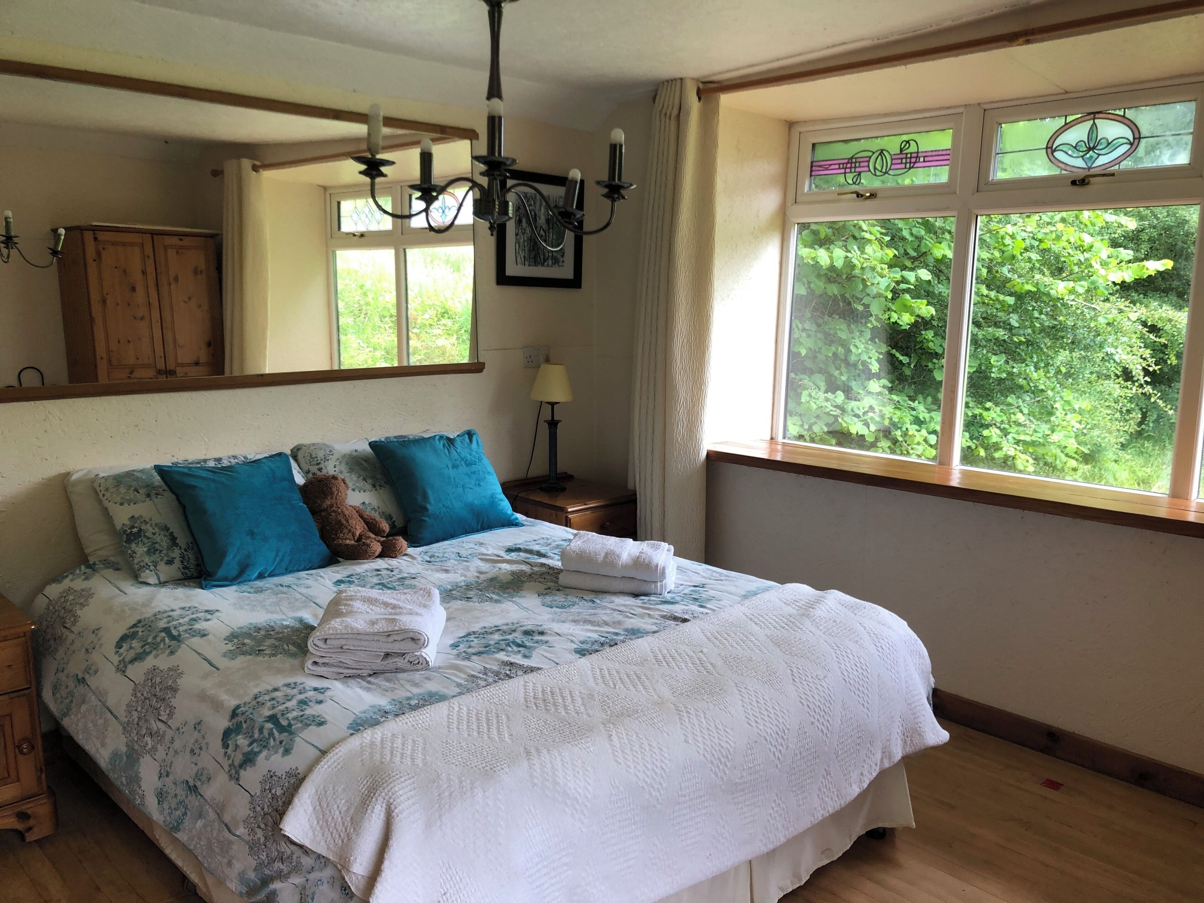 Stables 1 or 2 bed Eco Earth House | Desk, laptop workspace, bed sheets