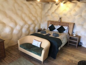 Chalet rustique Supérieur, vue sur le jardin (Rabbits 1 or 2 Bed Hobbit style Eco) | Bureau, espace de travail pour ordinateurs portables, literie fournie