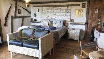 Foxes Den Unique Eco Cabin Dartmoor | Living area