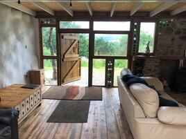 高级小屋, 花园景观 (Rabbits 1 or 2 Bed Hobbit style Eco) | 起居区