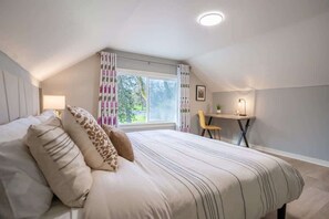 4 bedrooms, desk, iron/ironing board, WiFi