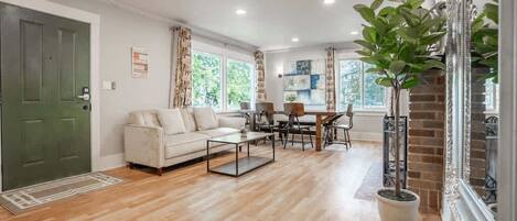 Télévision, cheminée, espaces bureaux