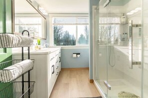 Shower, hair dryer, towels - Pet-Friendly Tacoma Gem: Spacious 4BR Gated Home (Tacoma)