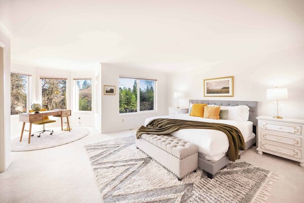 5 bedrooms, desk, iron/ironing board, WiFi