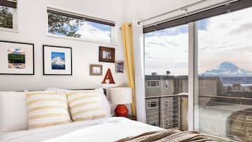 2 bedrooms, desk, iron/ironing board, WiFi