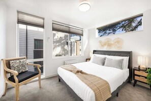 2 bedrooms, desk, iron/ironing board, WiFi