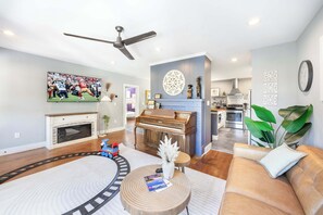 テレビ、暖炉、書斎 / ワークスペース