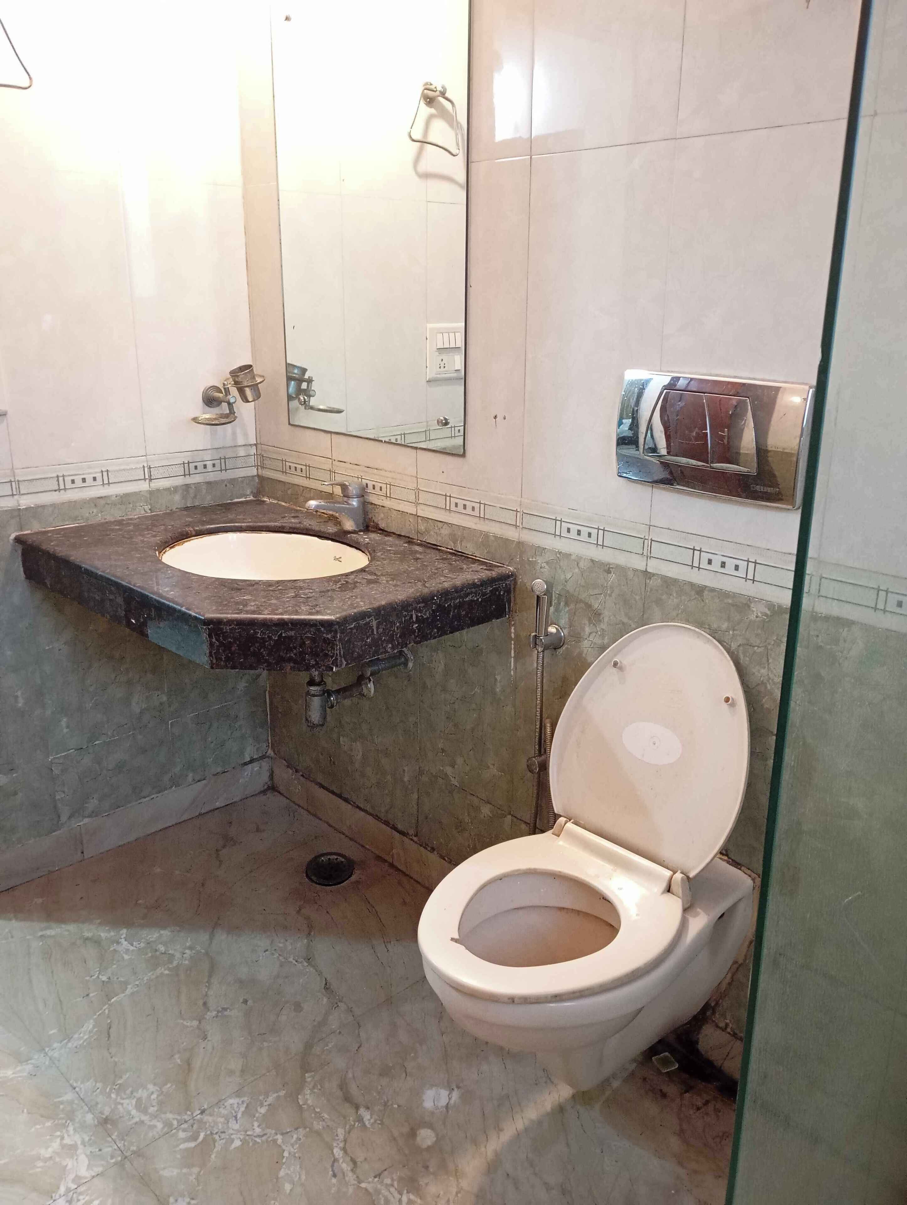 Classic Double Room, City View | Bathroom | Shower, free toiletries, slippers, towels