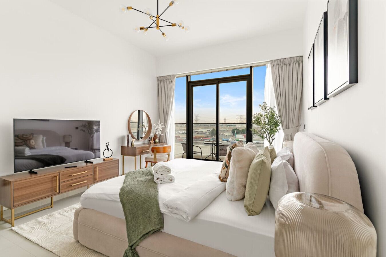 Een strijkplank/strijkijzer, reisbedje, wifi, beddengoed