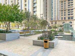 Property grounds - 2BR Canal View Flat with Pool, Gym, 10 min Drive to Dubai Mall (Business Bay)