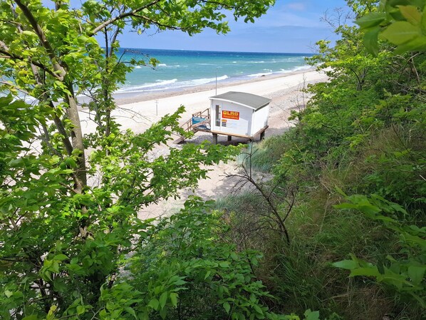 På stranden