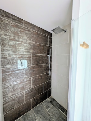 Een douche, zeep, toiletpapier