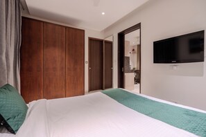 4 bedrooms, iron/ironing board, WiFi