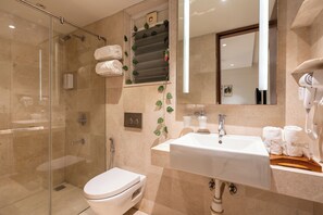 Douche, sèche-cheveux, serviettes fournies, savon