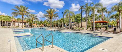 Alberca al aire libre y alberca climatizada