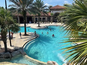 Una piscina al aire libre, una piscina climatizada