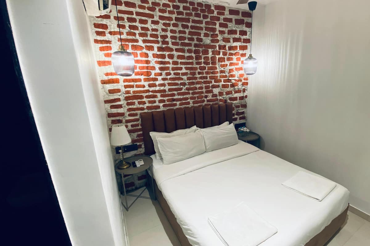 Egyptian cotton sheets, premium bedding, free WiFi, bed sheets