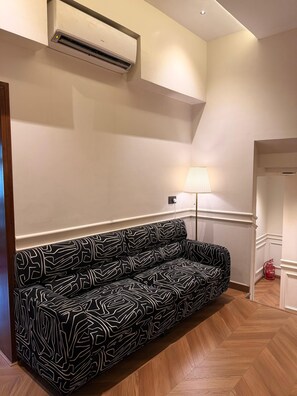 Lobby sitting area - Palm Breeze Hotel - Colaba (Mumbai)